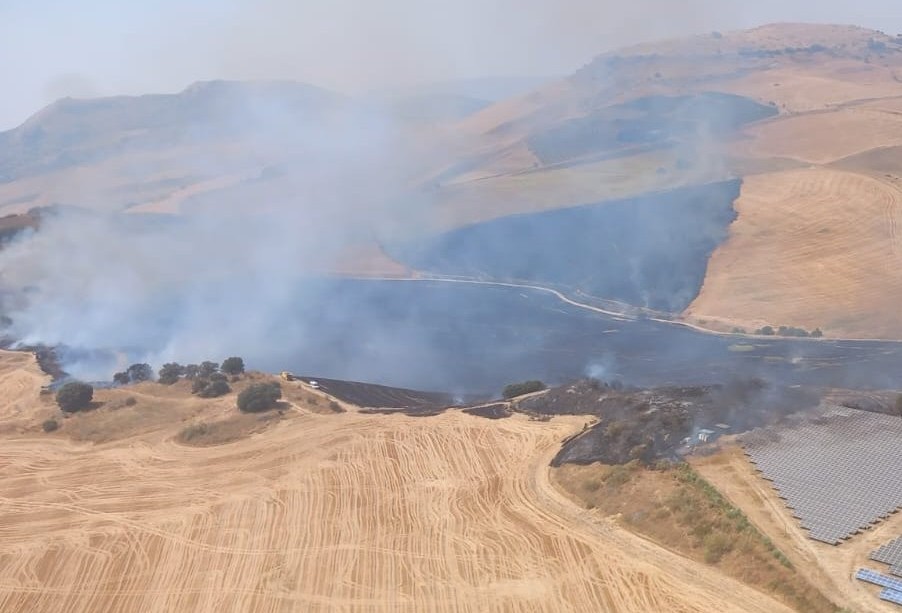 El Infoca trabaja para sofocar un incendio que se ha declarado este lunes en el término de Ronda