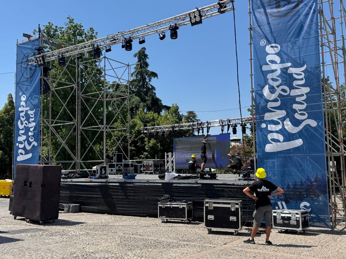 El escenario ya se encuentra instalado en la plaza Teniente Arce.