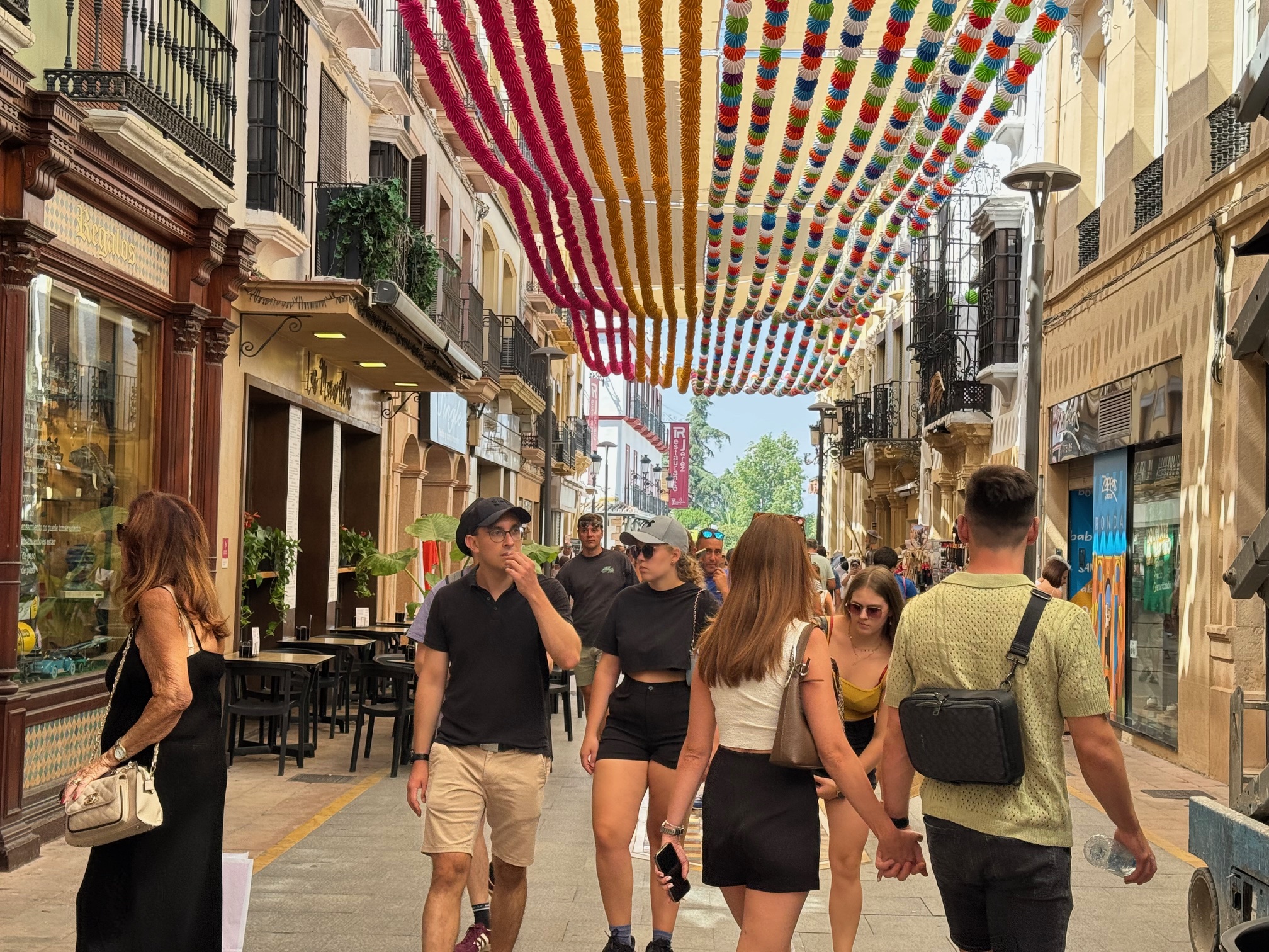 La calle de la Bola ya se está decorando con farolillos para la Feria de Pedro Romero.