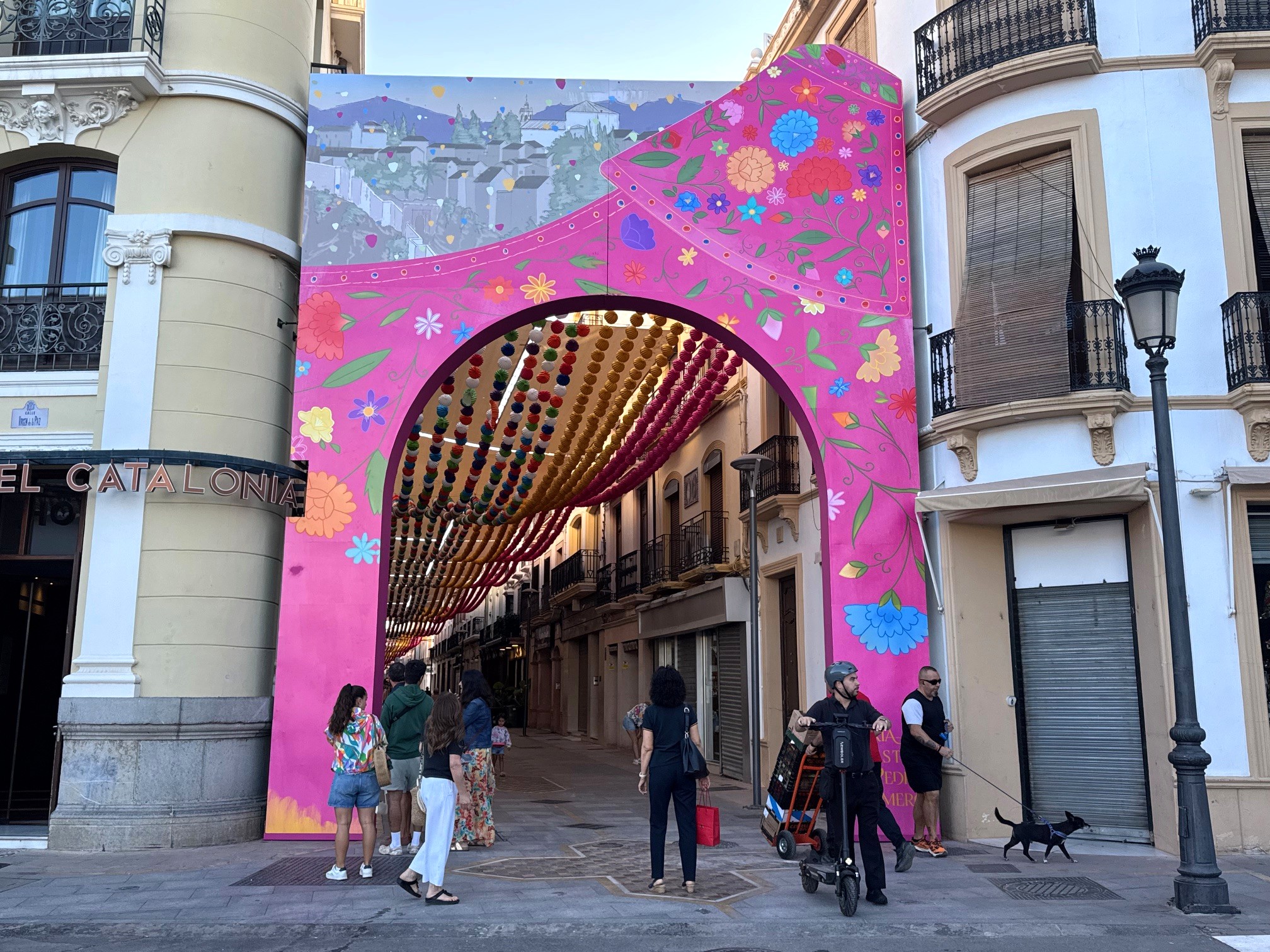 La portada de Feria ya luce en el primer tramo de carrera Espinel.