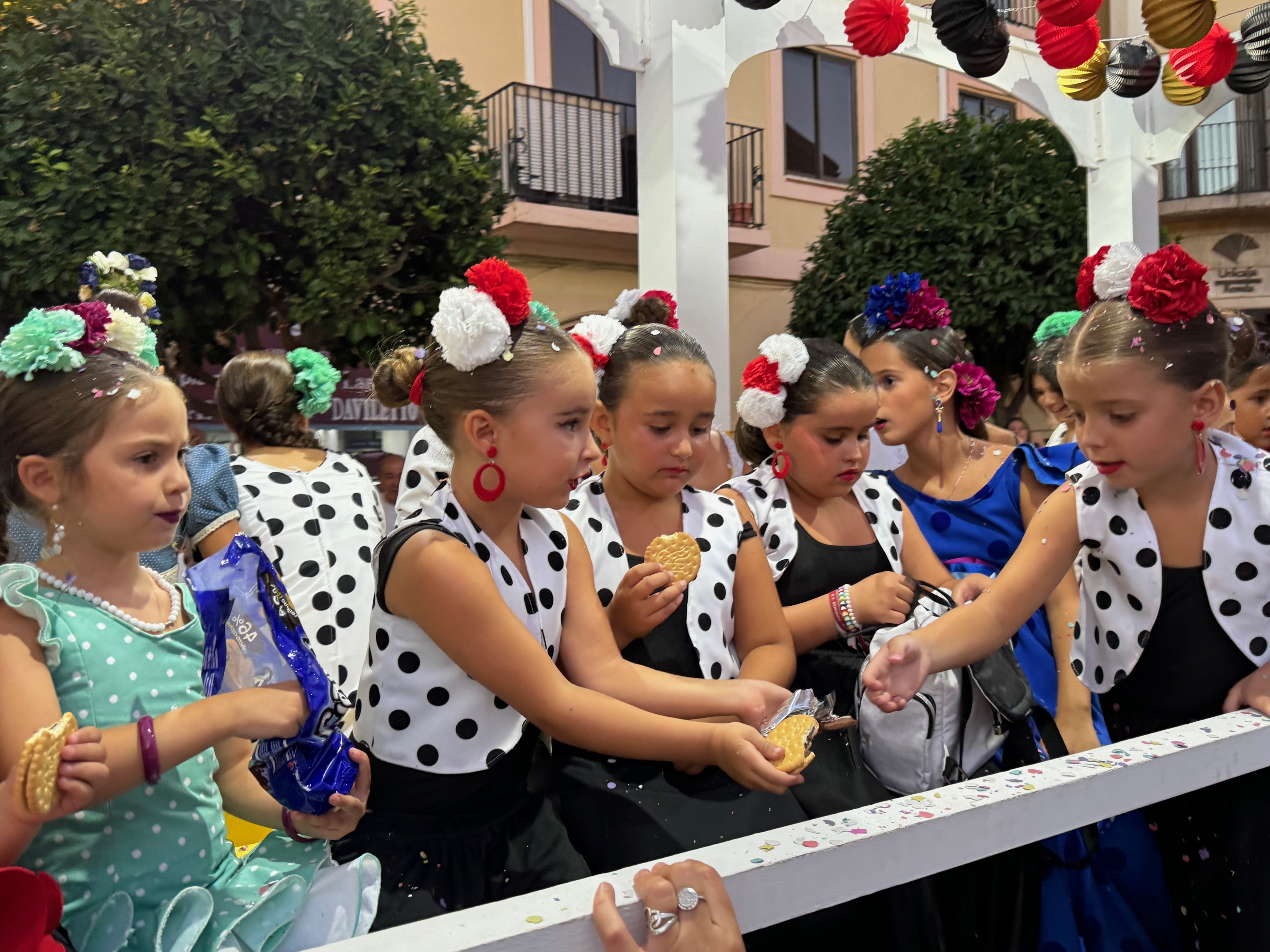 Niñas vestidas de gitana en una de las carrozas de la Cabalgata de Feria.