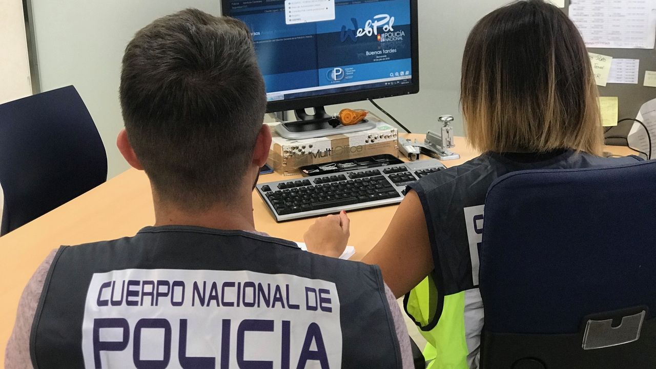 Las prendas de marca sustraídas se vendían posteriormente a través de Internet.
