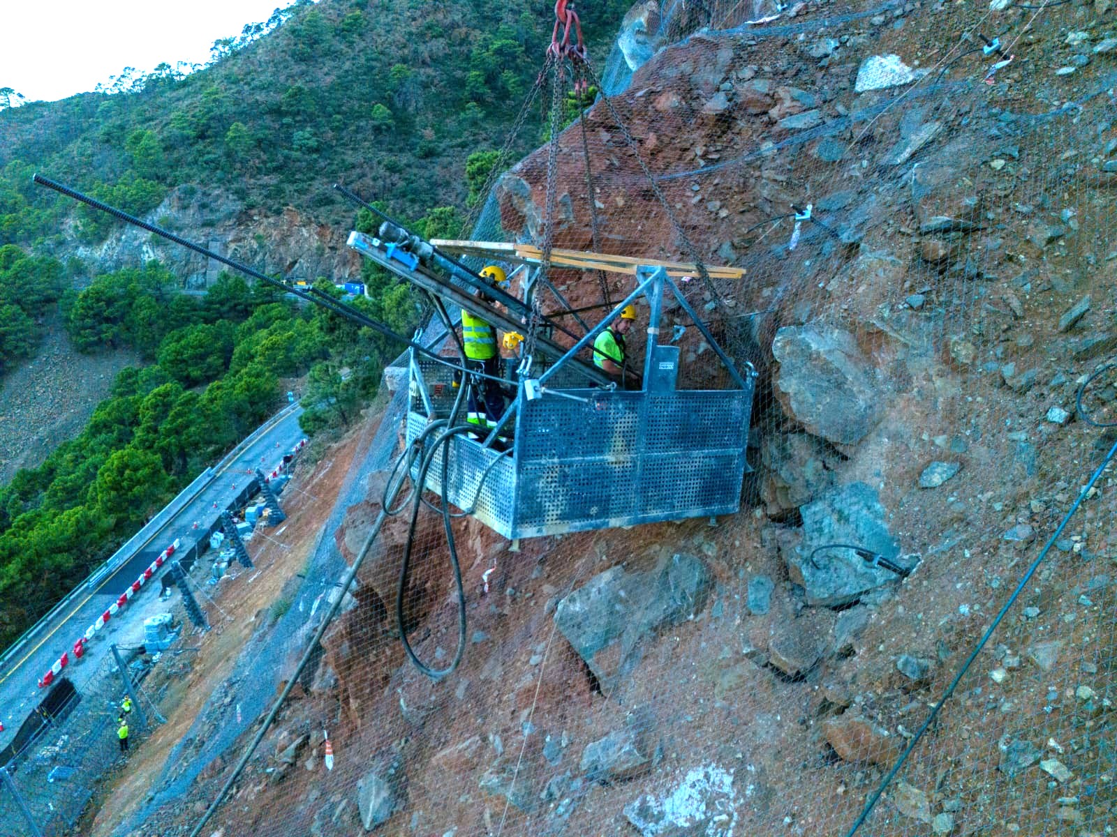 Operarios trabajando en la ladera que sufrió el desprendimiento.