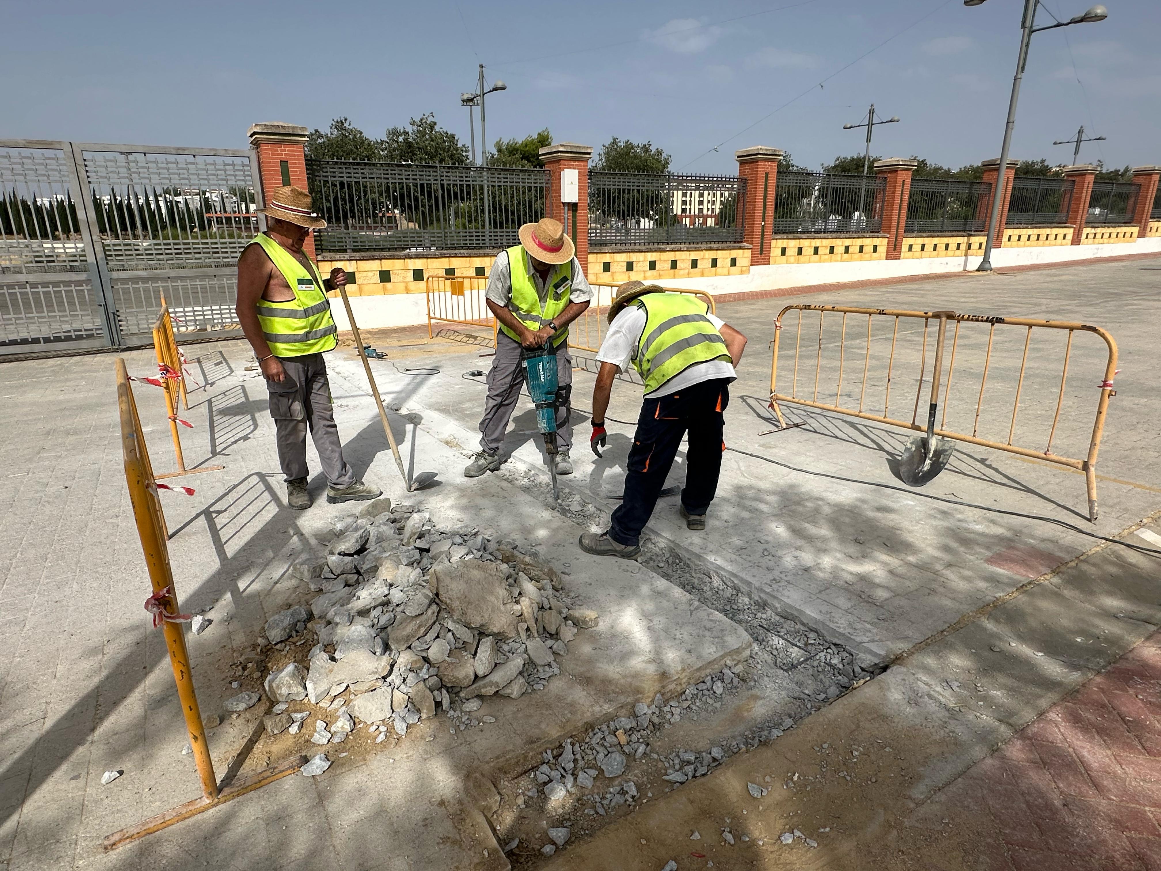 Operarios municipales están realizando las mejoras en el Real de Feria 'Ángel Harillo'.