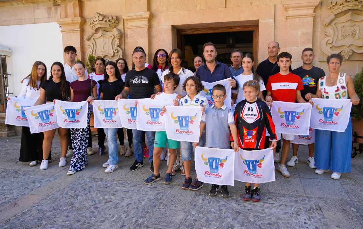 La alcaldesa y el concejal de Deportes han entregado hoy las ayudas a los deportistas.