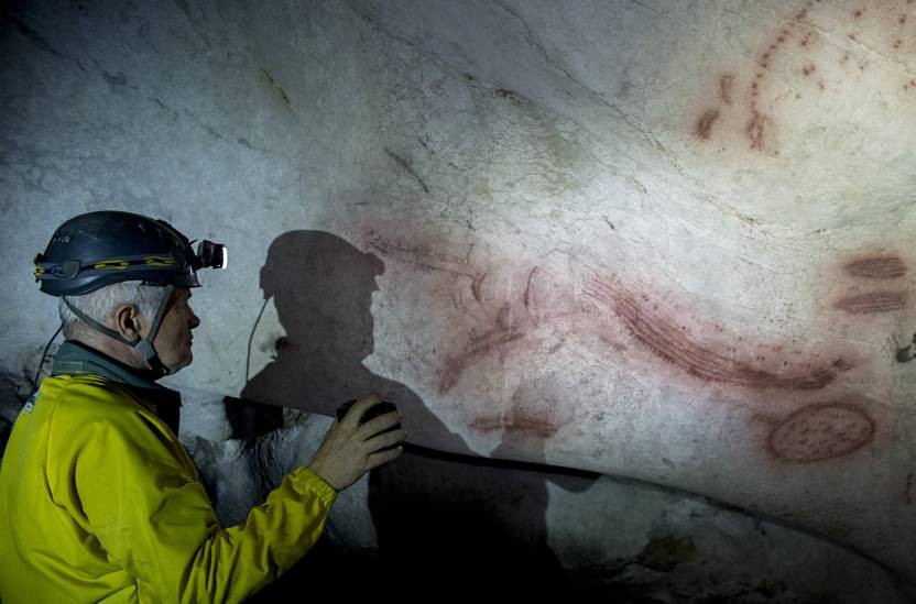 Pinturas de desconocido significado realizadas hace 20.000 años en una sala cerrada al público en la Cueva de la Pileta, en Benaoján. Foto Paco Puentes.