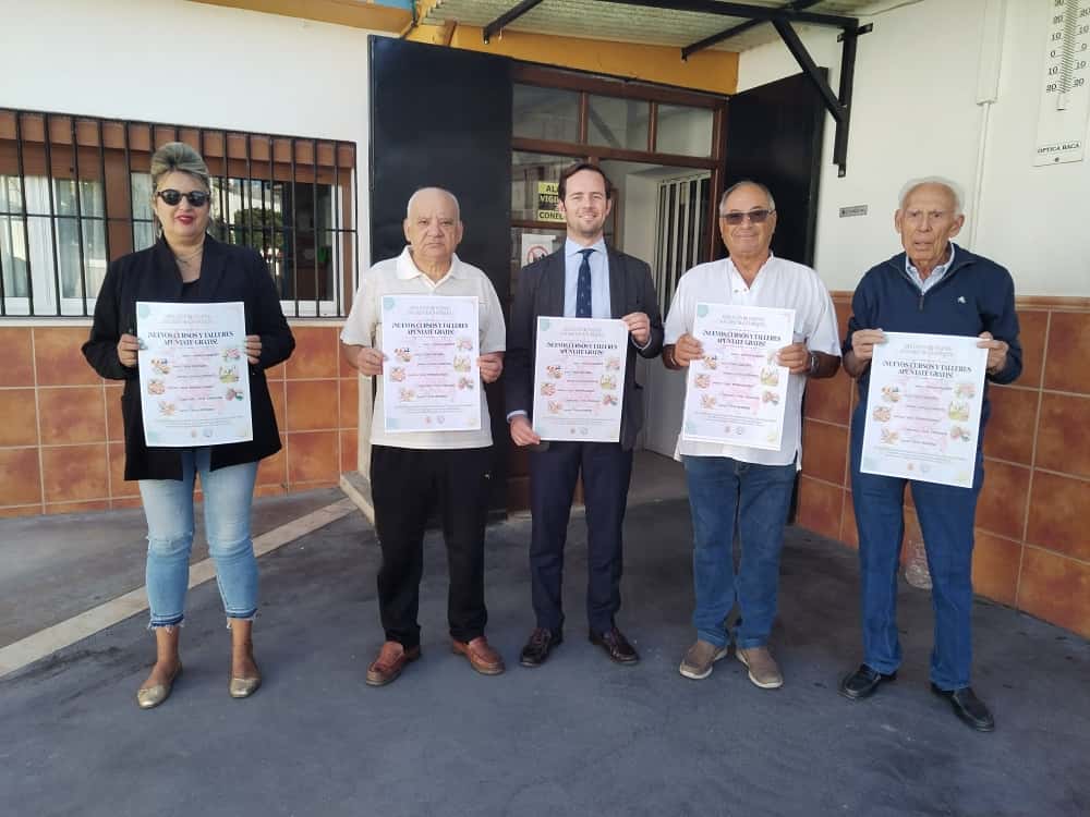 El concejal de Participación y los responsables de la asociación han presentado las actividades.