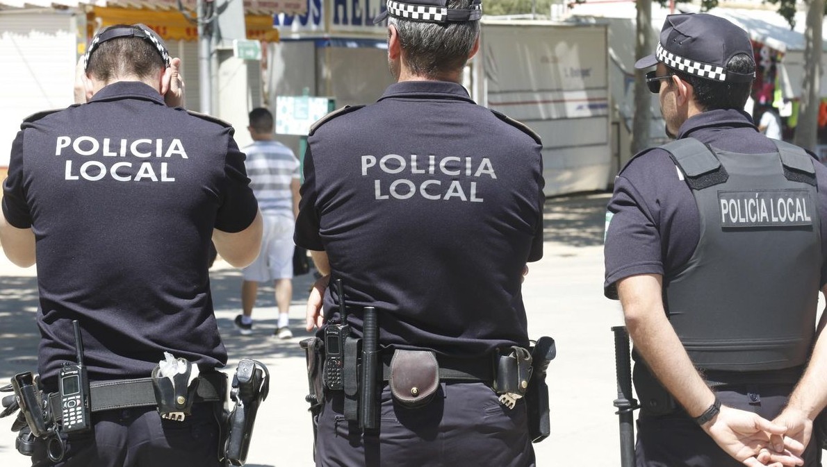 La Policía Local detiene a dos jóvenes por robar en la Feria móviles de alta gama