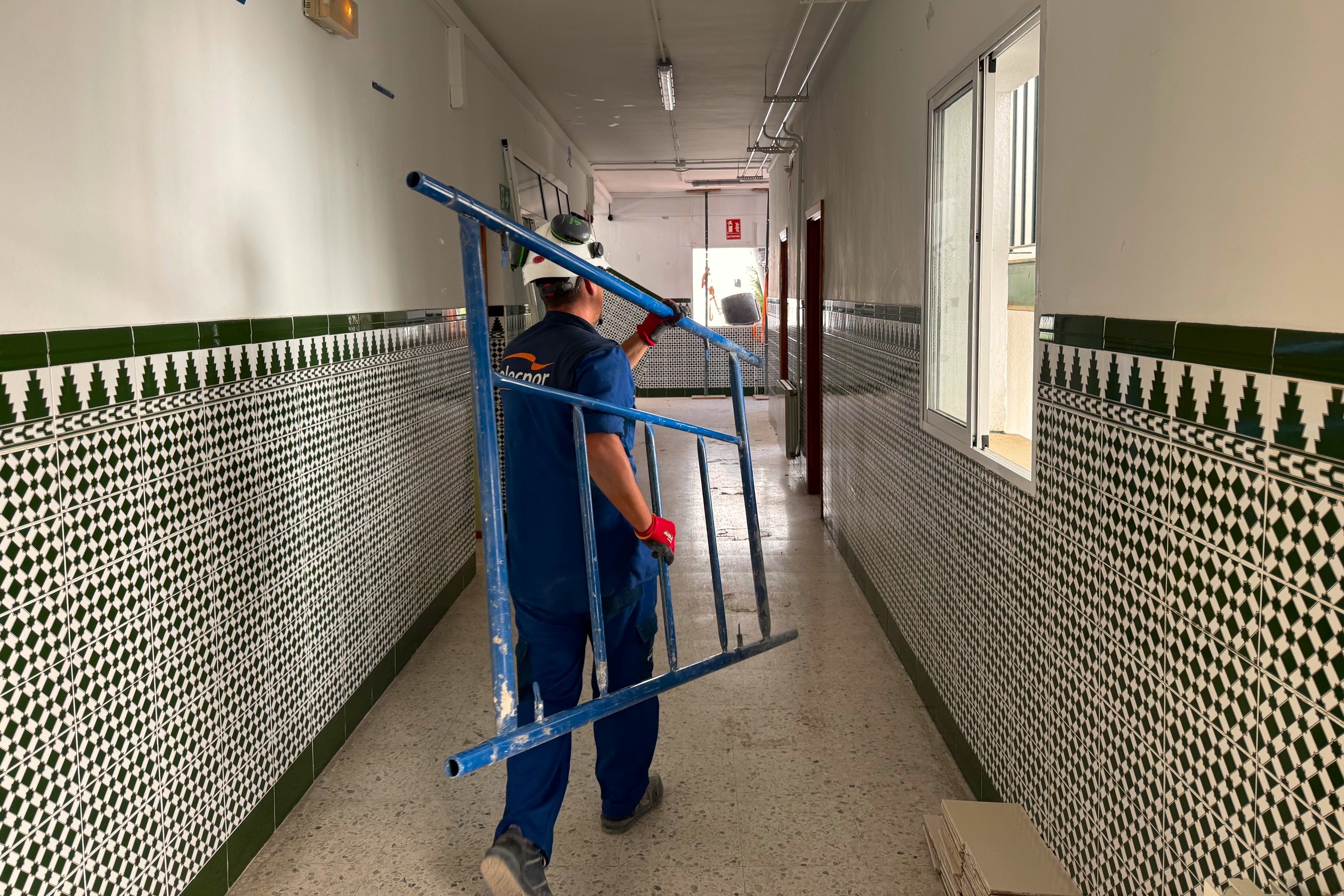 Un operario de la construcción en unas obras en un colegio rondeño.