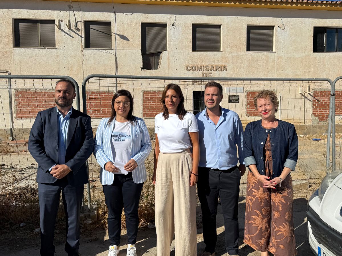La alcaldesa junto a los diputados nacionales en la puerta de la antigua Comisaría.