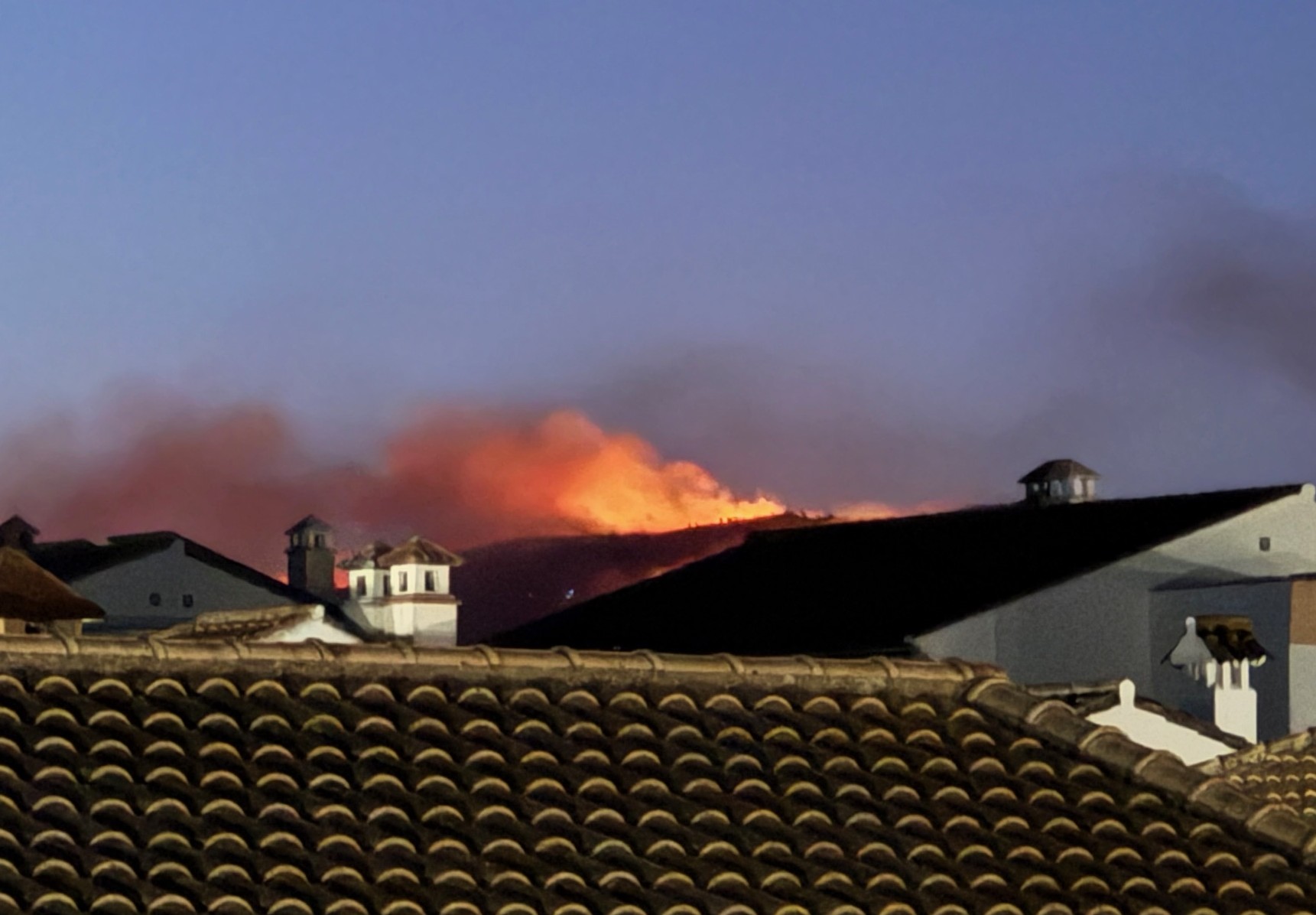 Un incendio en Parauta pone en peligro el Parque Nacional Sierra de las Nieves