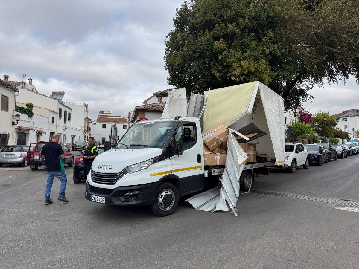 Un camión de reparto se empotra en el túnel del aparcamiento de Martínez Astein provocando retenciones de tráfico