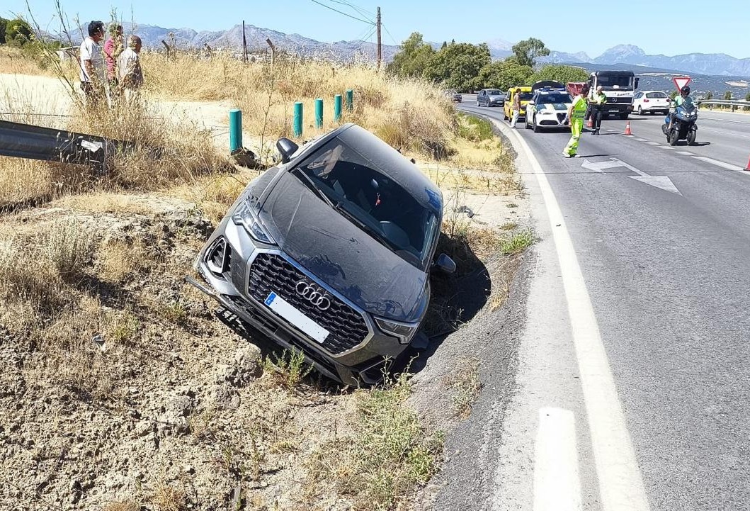 El vehículo ja quedado volcado en el arcén de la carretera. Foto: Diario Ronda.