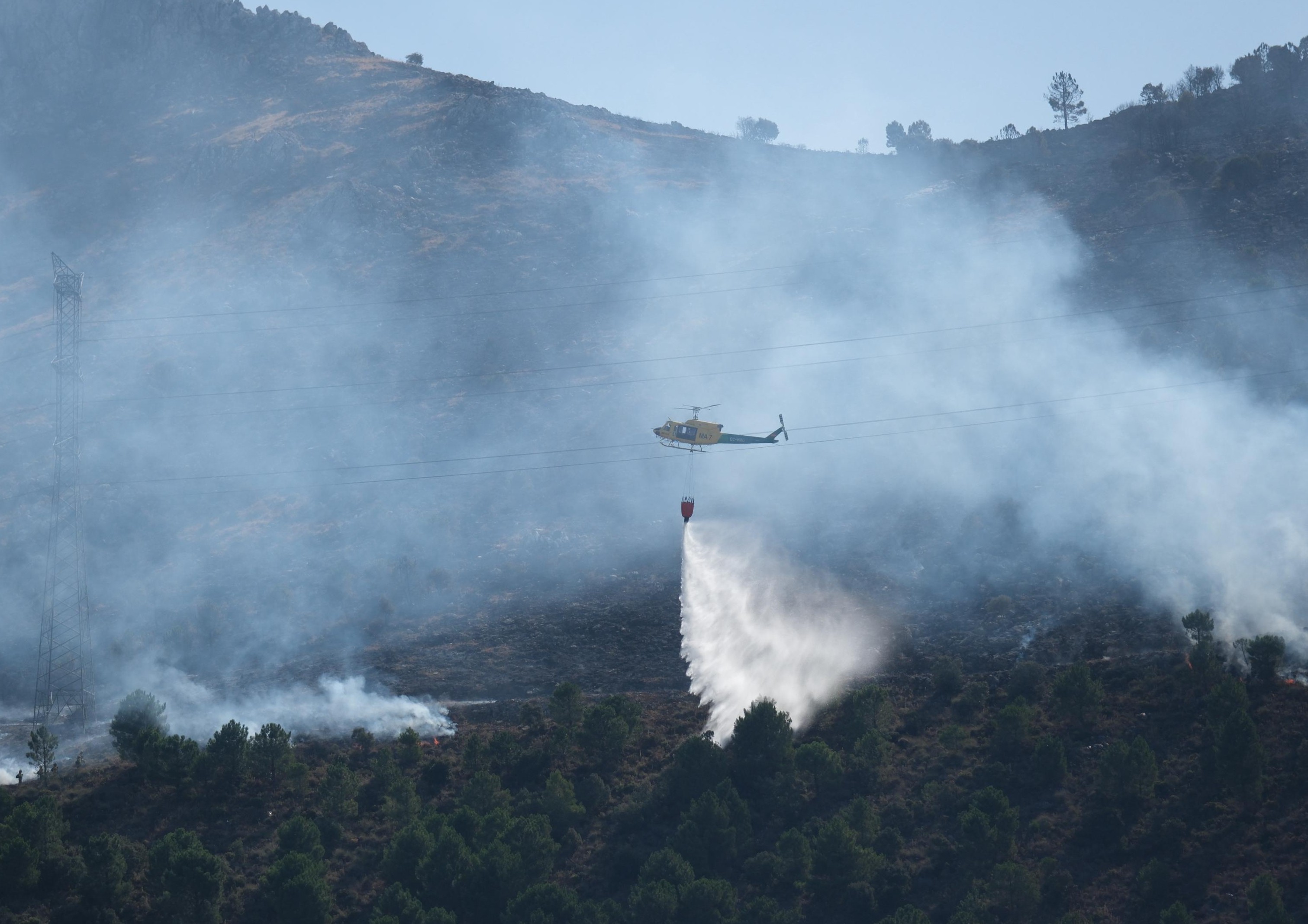 Hasta quince unidades aéreas se han desplegado para trabajar en la extinción del incendio.