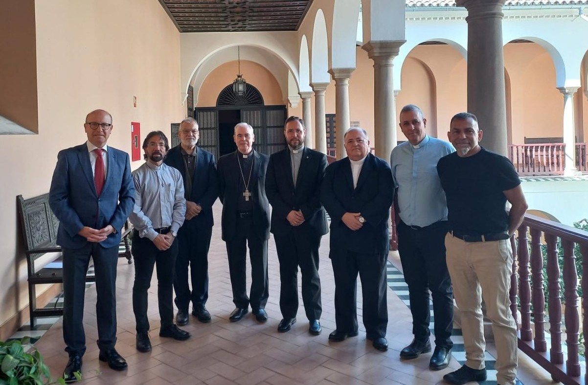El obispo de Málaga ha presidido hoy el juramento de los miembros de la comisión.