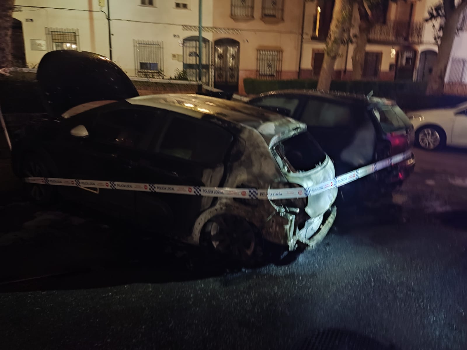 Los coches afectados por las llamas estaban estacionados en la avenida de La Serranía.