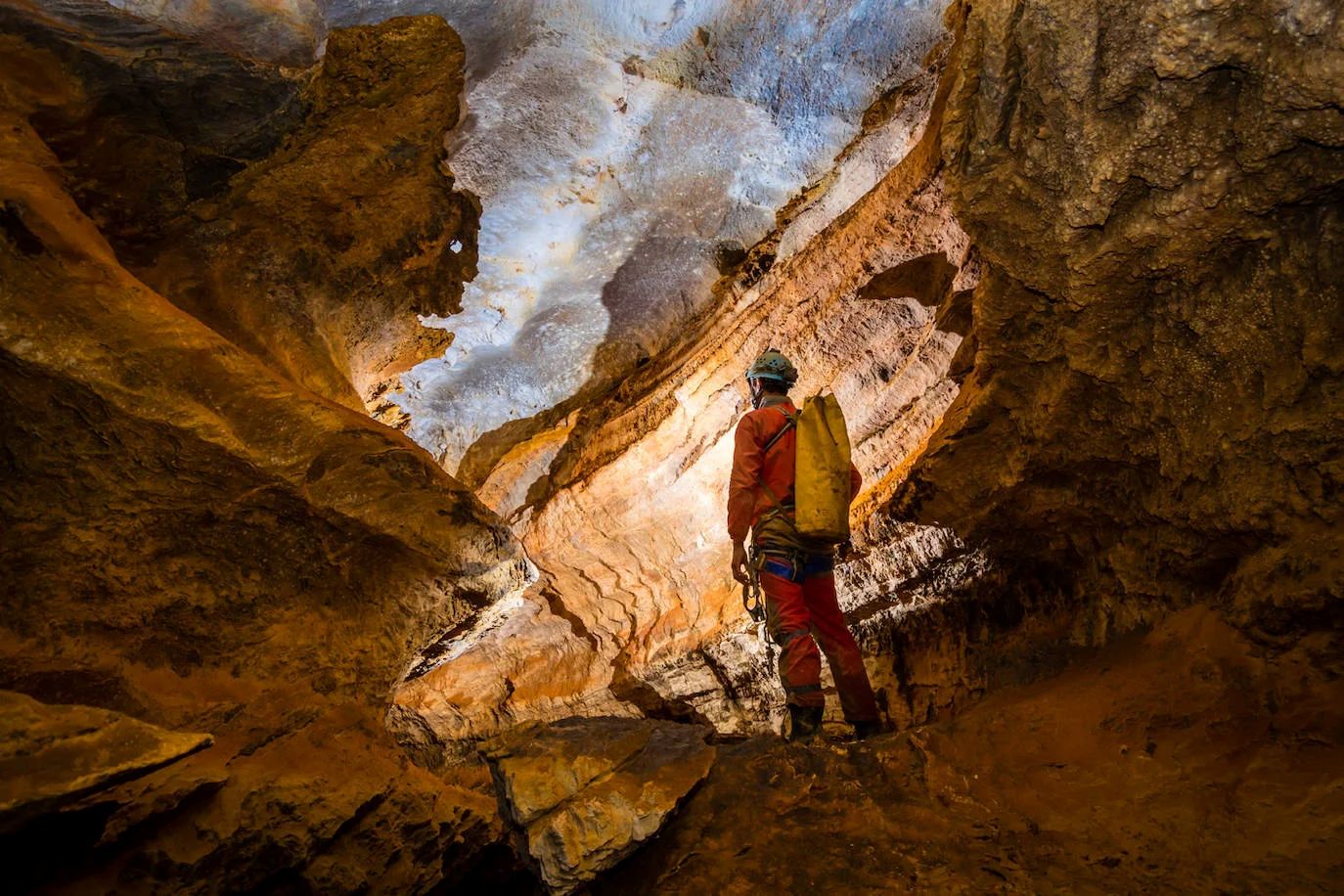 Localizan en el Parque Nacional Sierra de las Nieves la cueva más grande de Andalucía