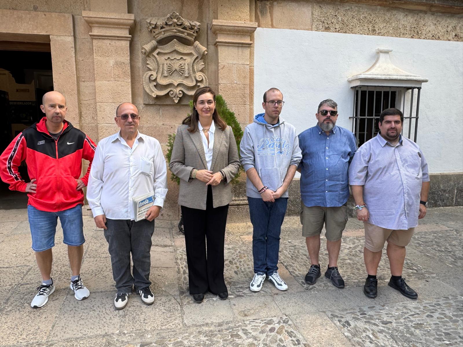 La concejal de Bienestar Social junto a miembros de la Asociación Rondeña de Personas con Enfermedad Mental.