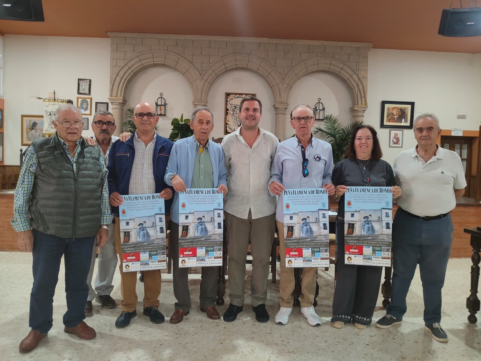 El concejal de Turismo y miembros de la peña han pesentado la edición del concurso de este año.