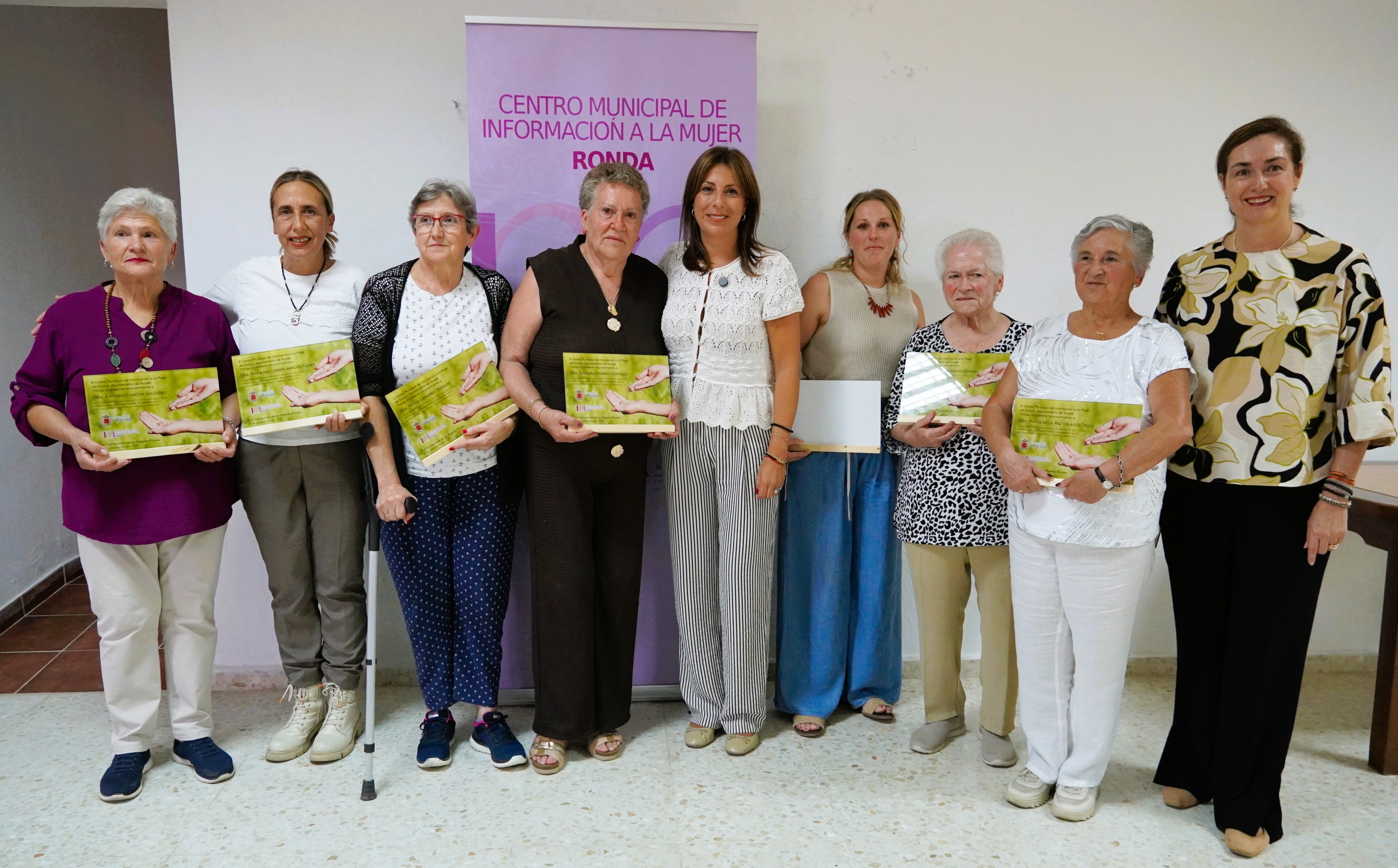 La alcaldesa entregó ayer los galardones a las mujeres rurales.