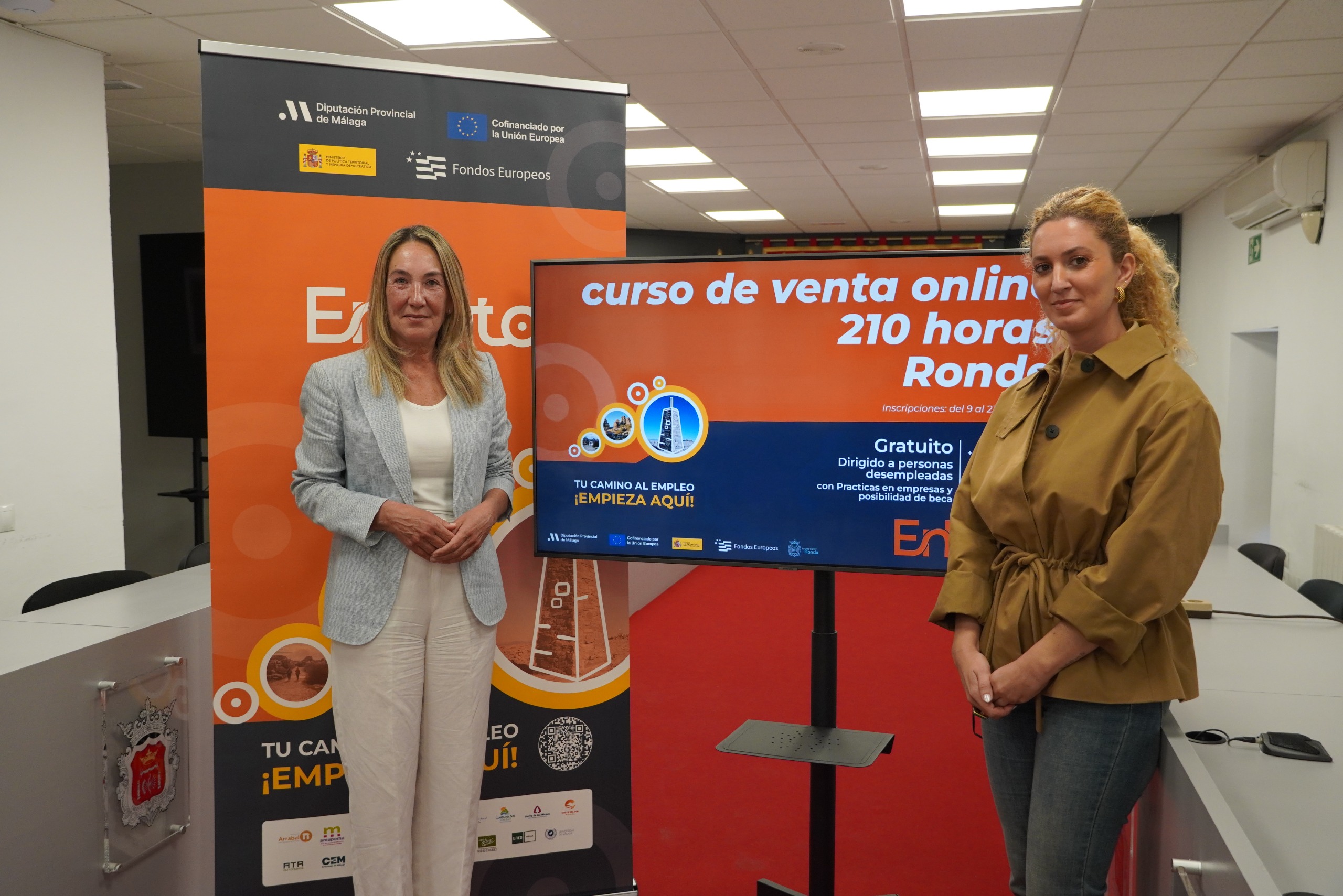 La concejal de Empleo junto a la diputada de este área, en la presentación del programa laboral.