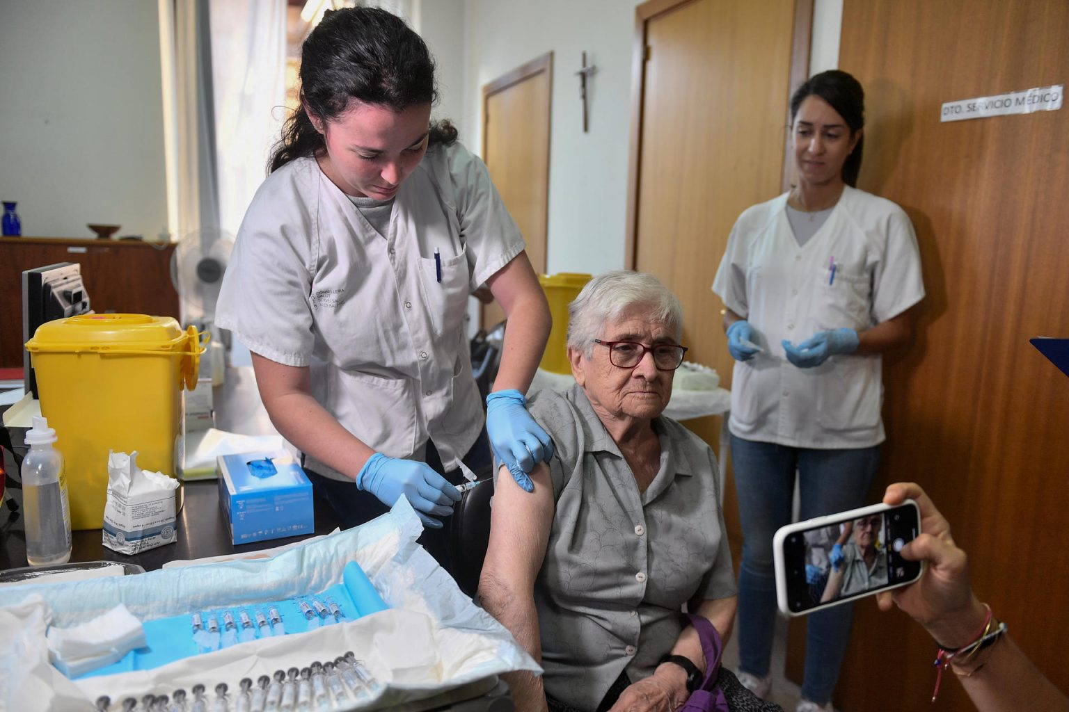 Arranca la campaña de vacunación de la gripe y covid en residencias de mayores y para sanitarios y sociosanitarios