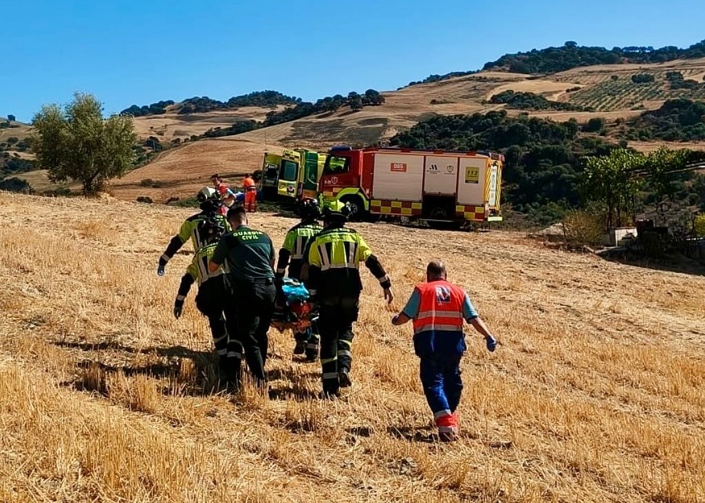 Momemnto en el que efectivos de la Guardia Civil, Bomberos y servicios sanitarios trasladan a la mujer accidentada.