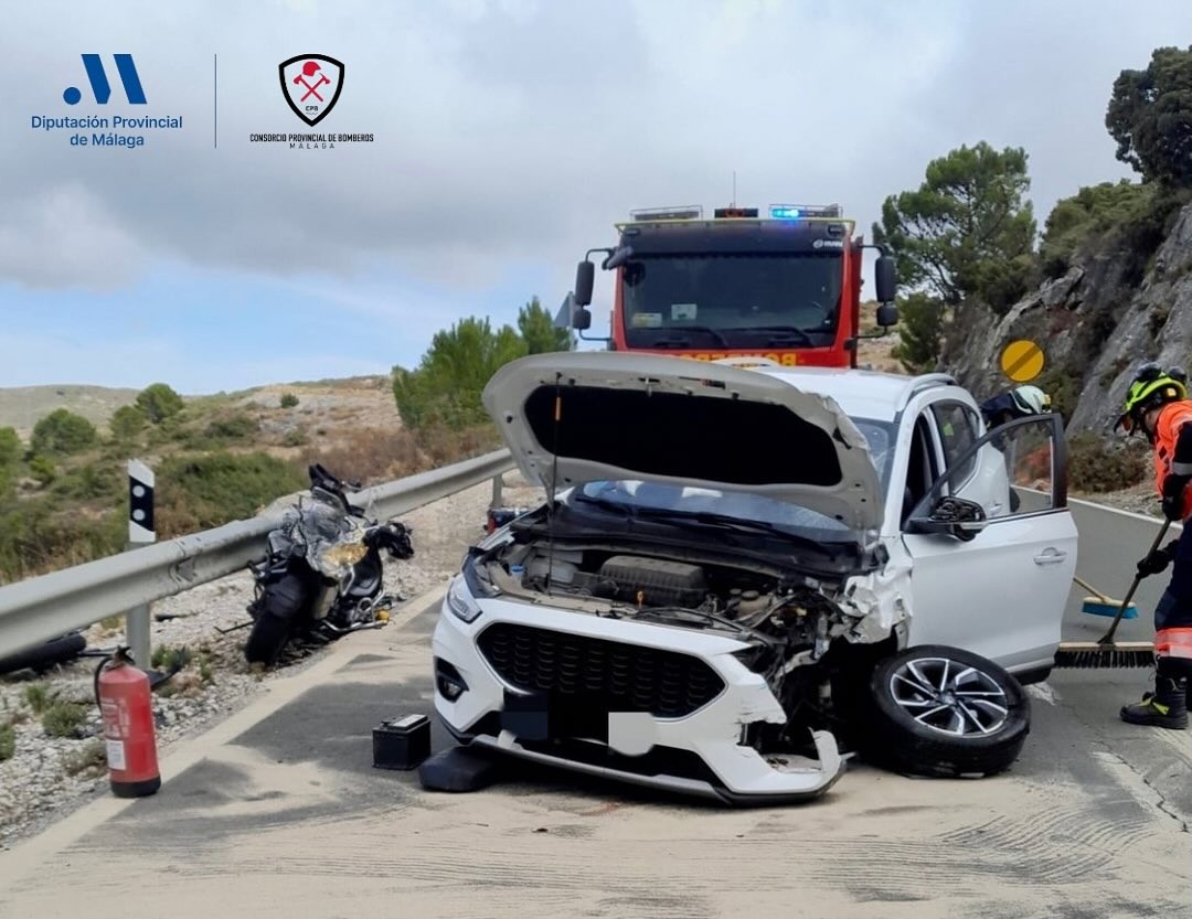 Dos hombres y un menor resultan heridos tras colisionar una moto con un turismo en la A-397 Ronda-San Pedro