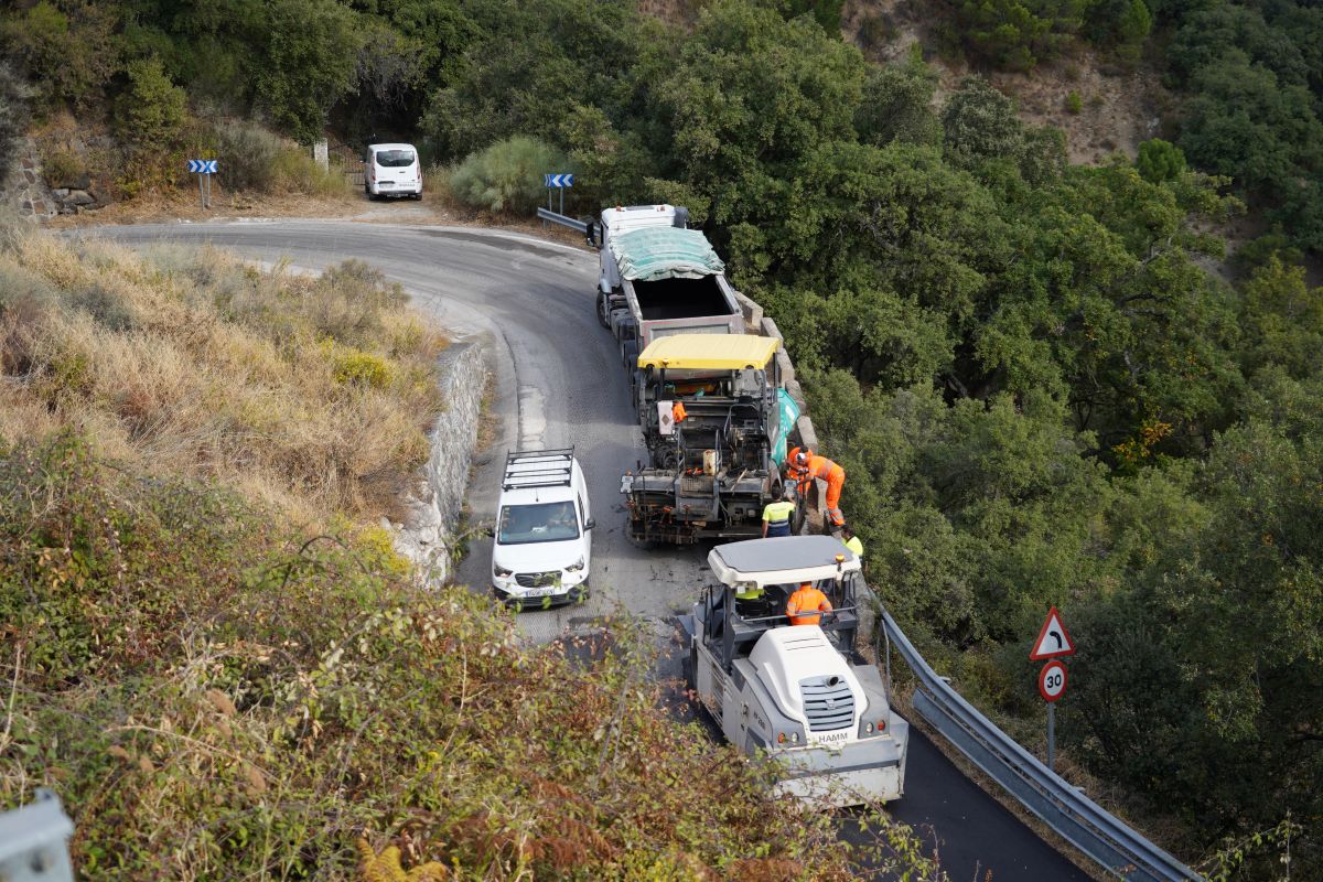 La Diputación asfalta la carretera MA-8303 que da acceso a Benarrabá