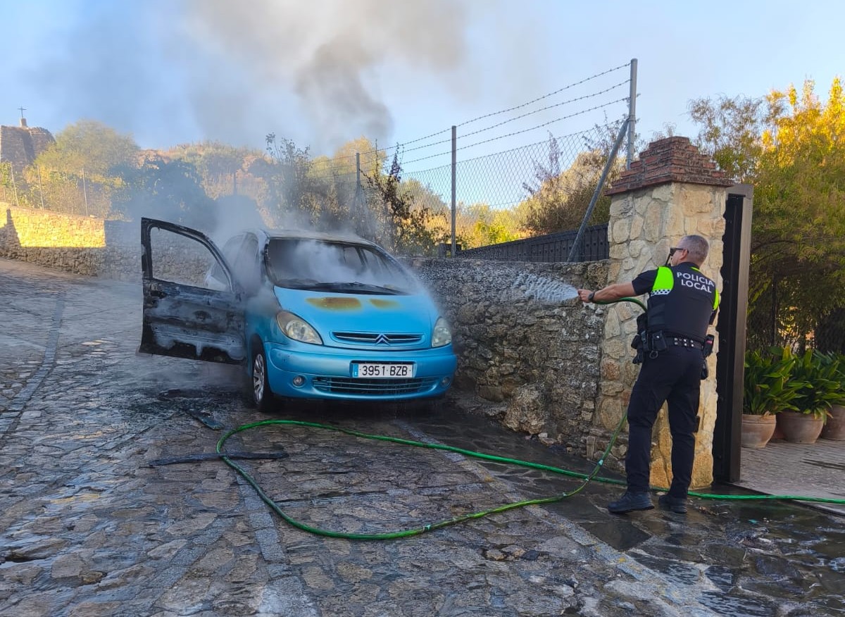 Agentes de la Policía Local apagan un incendio declarado en un vehículo y evitan que las llamas alcancen a otros