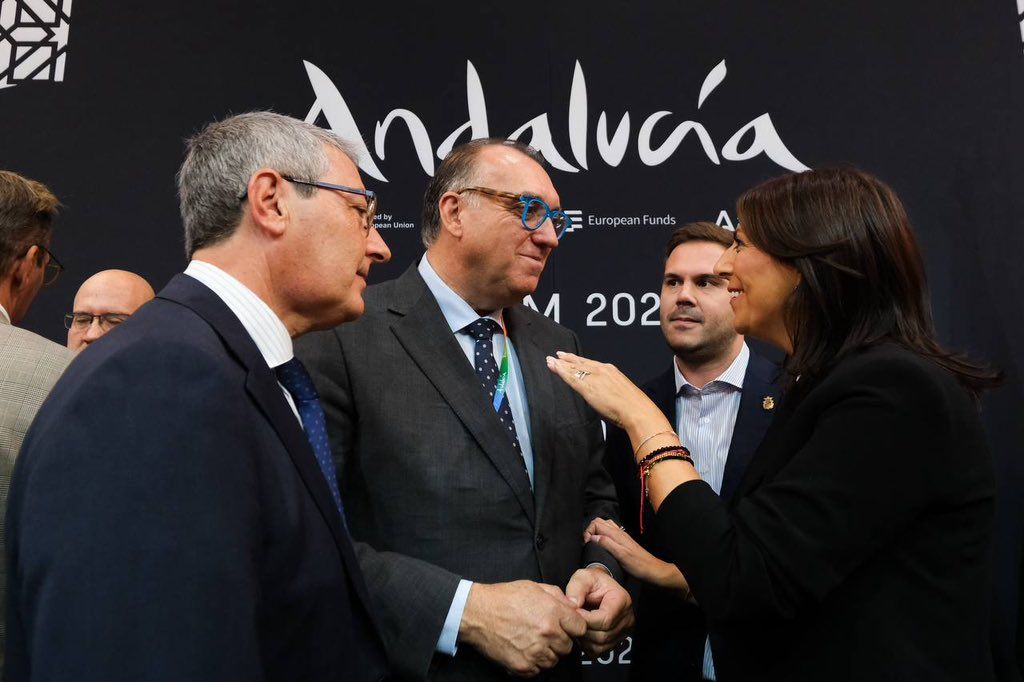 La alcaldesa, junto al consejero de Turismo, el prsidente de la Diputación y el concejal de Turismo.