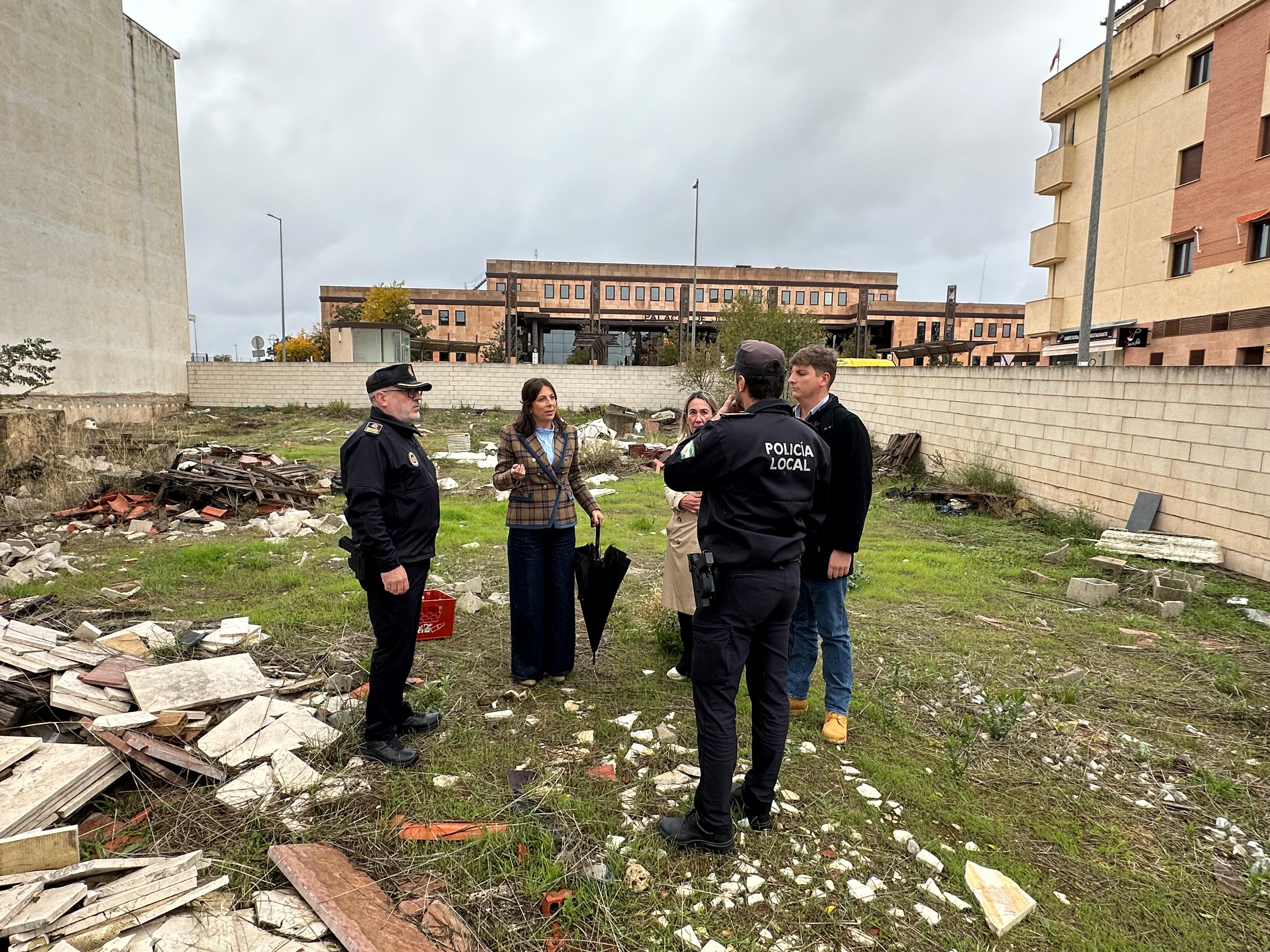 La alcaldesa junto a concejales y mandos de la Policía Local en el solar.