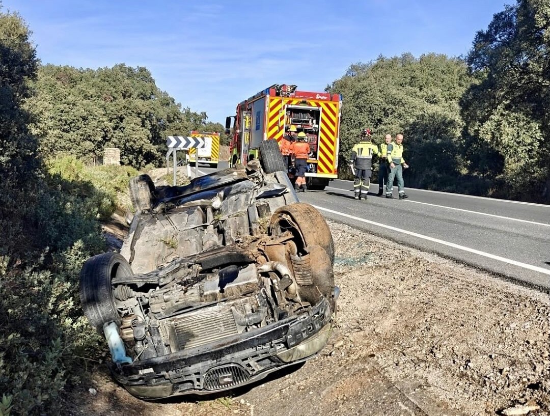 El conductor perdió el control del vehículo y volcó en el arcén.