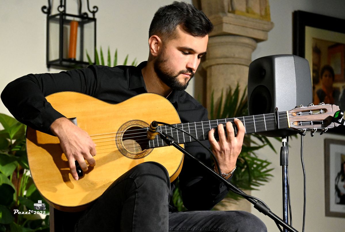 Didier Macho Chacón 'Didier Macho' a la guitarra en el concurso.