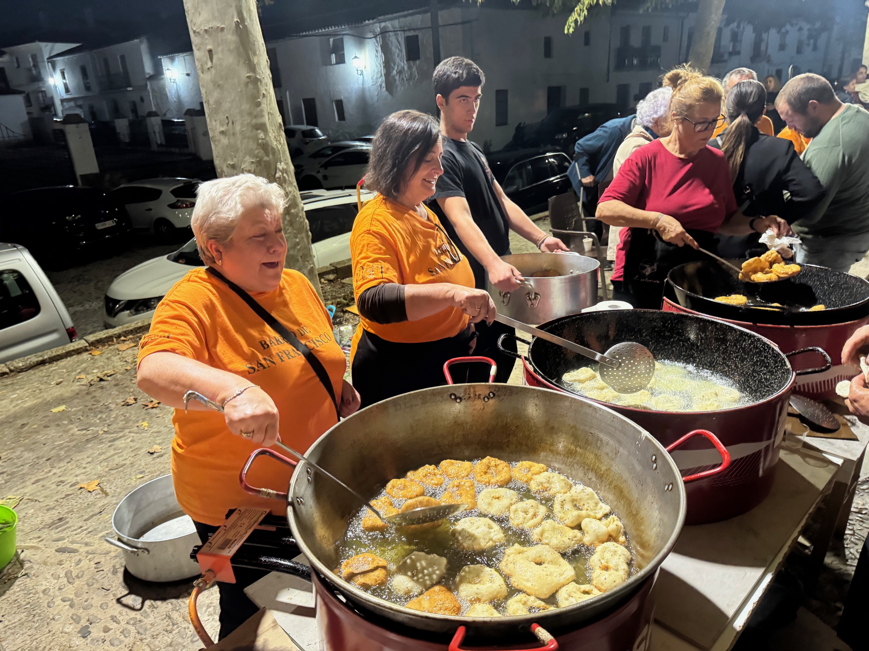 Castañas tostadas y buñuelos en el barrio de San Francisco para mantener las tradiciones de Todos los Santos