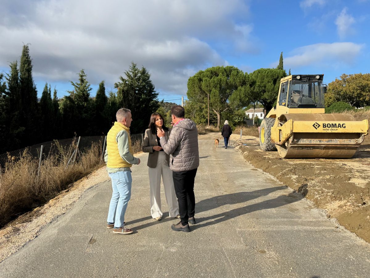 La alcaldesa y el concejal de Agricultura han visitadp hoy los trabajos de mejora.