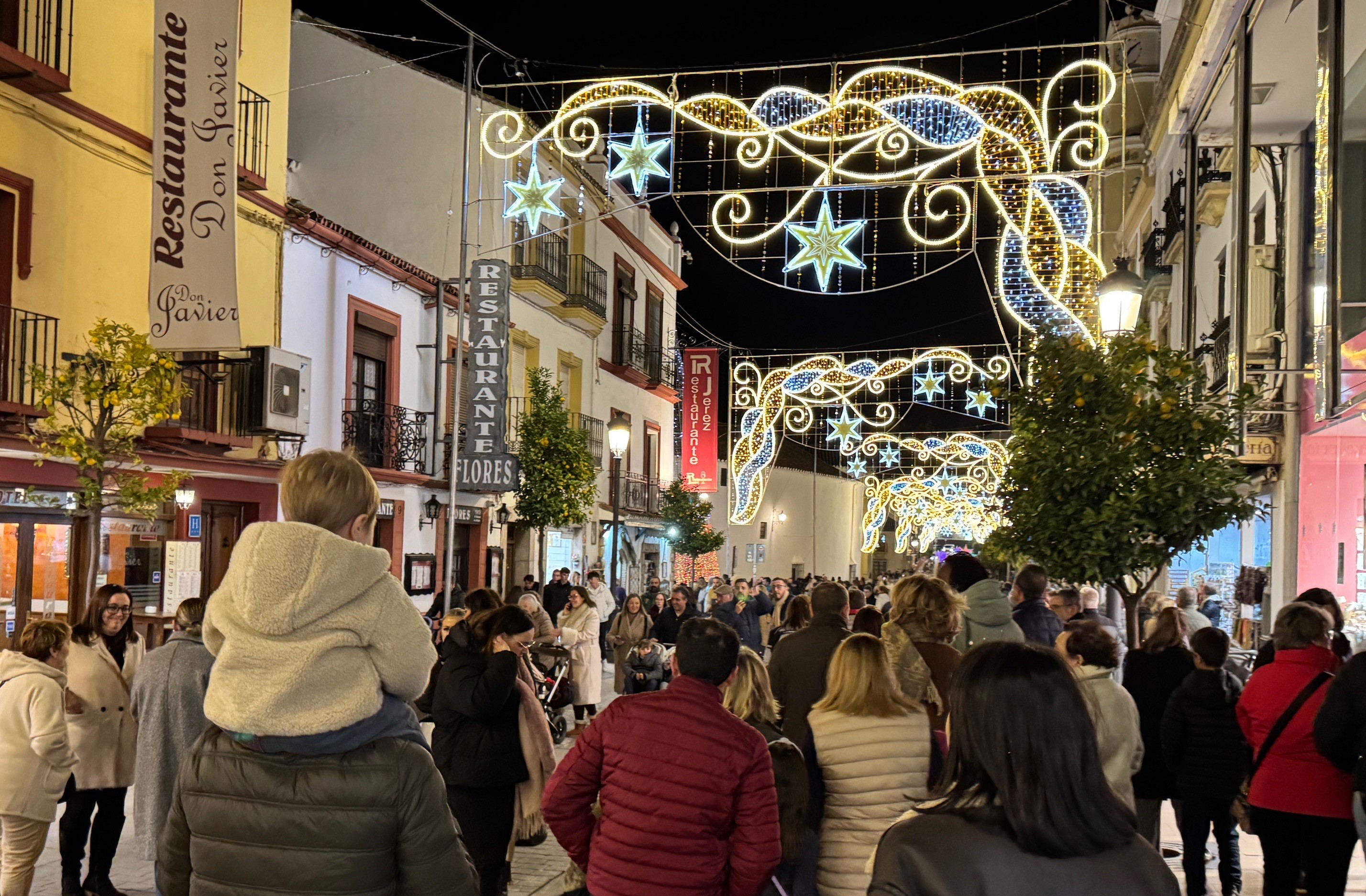 La calle Virgen de la Paz es una de las que más brillán con el alumbrado navideño.