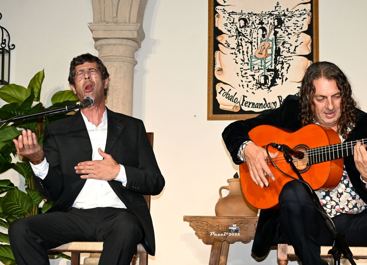 Juan José Barba Galacho 'Galcaho de Málaga' y 'Luís el Salao' en la Peña Flamenca. Foto Pezzi.