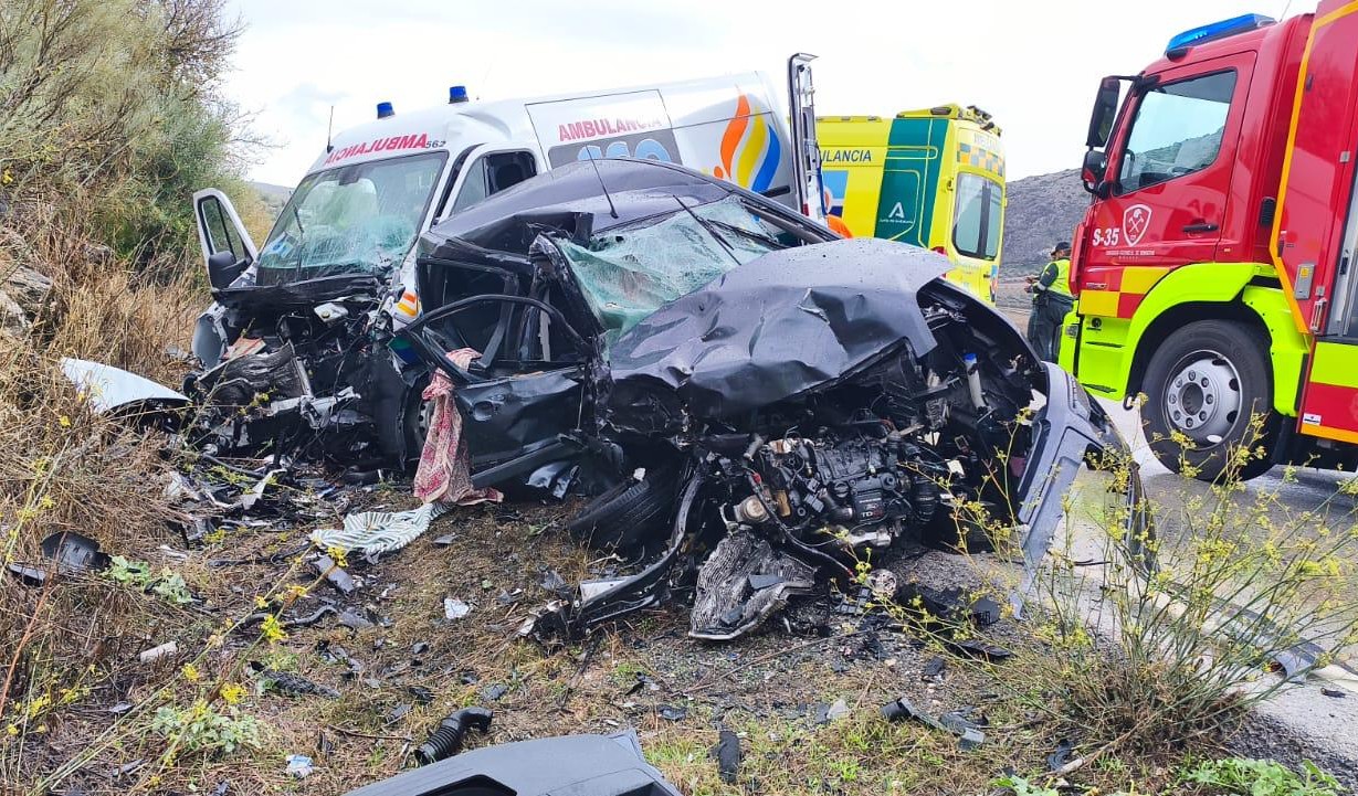 Una colisión frontal entre una ambulancia y un turismo en Cuevas del Becerro se salda con once personas heridas