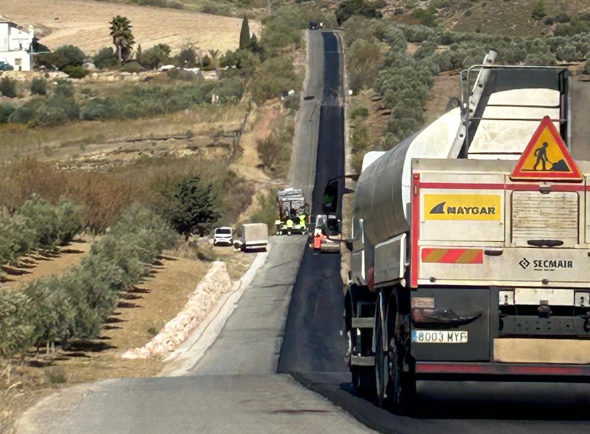Trabajos de asfaltado en esta carretera de la comarca.