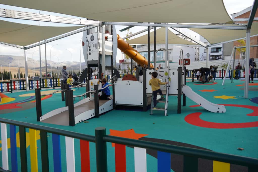 La zona de la UE-30, junto a la antigua feria, ya cuenta con un parque infantil.