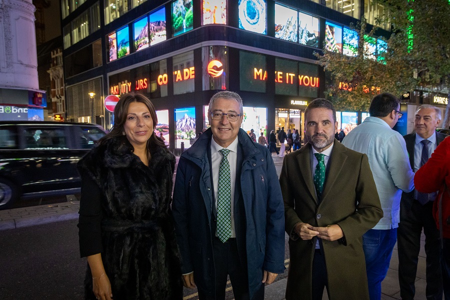 La alcaldesa, junto al presidente de Diputación y el concejal de Turismo de Málaga.
