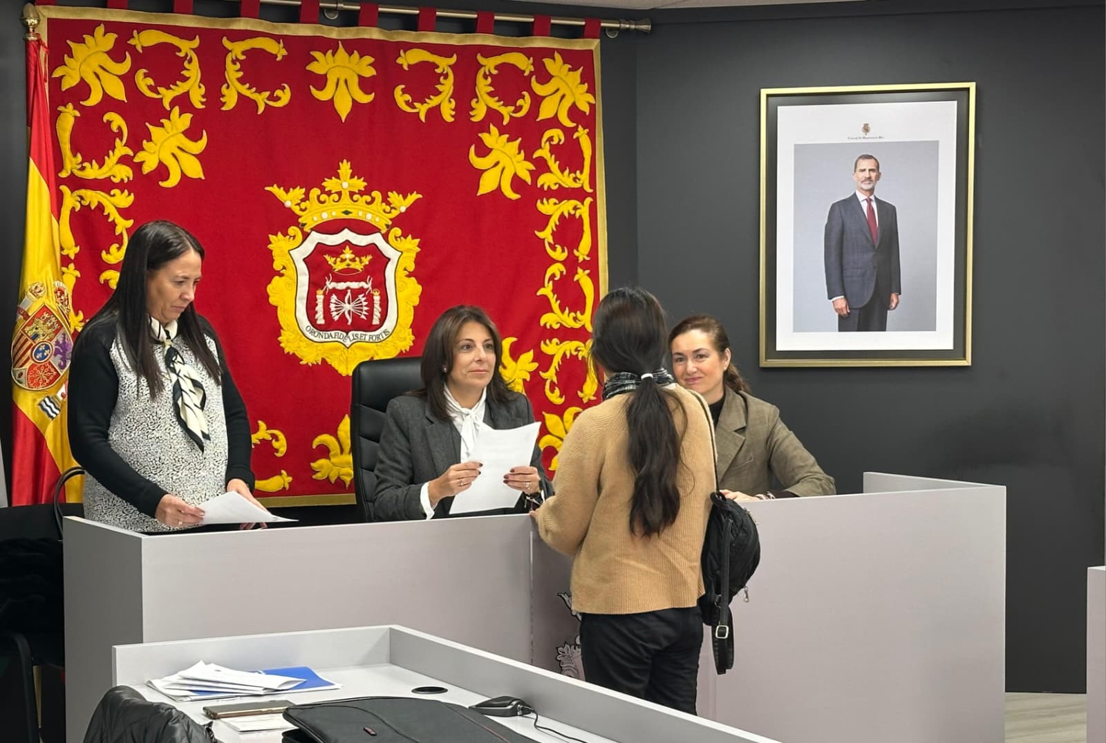 La alcaldesa y la cocnejal de Bienestar Social han entregado los cheques.