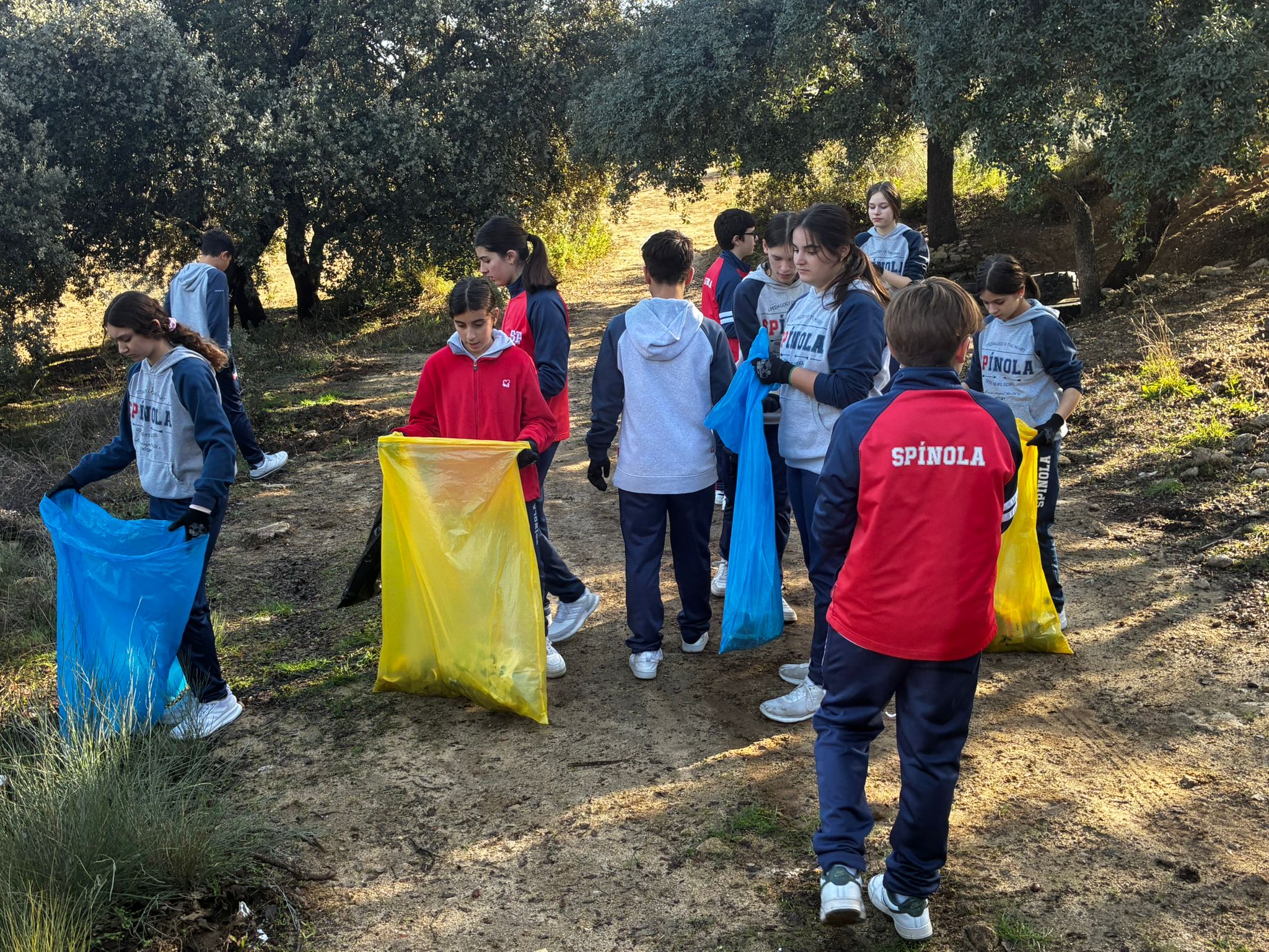 Alumnos del colegio rondeño durante la campaña 'basuraleza'.