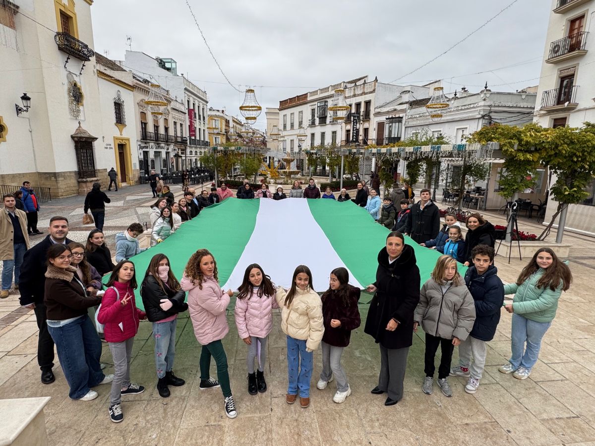Se ha desplegado una gran bandera de Andalucía en la plaza del Socorro.
