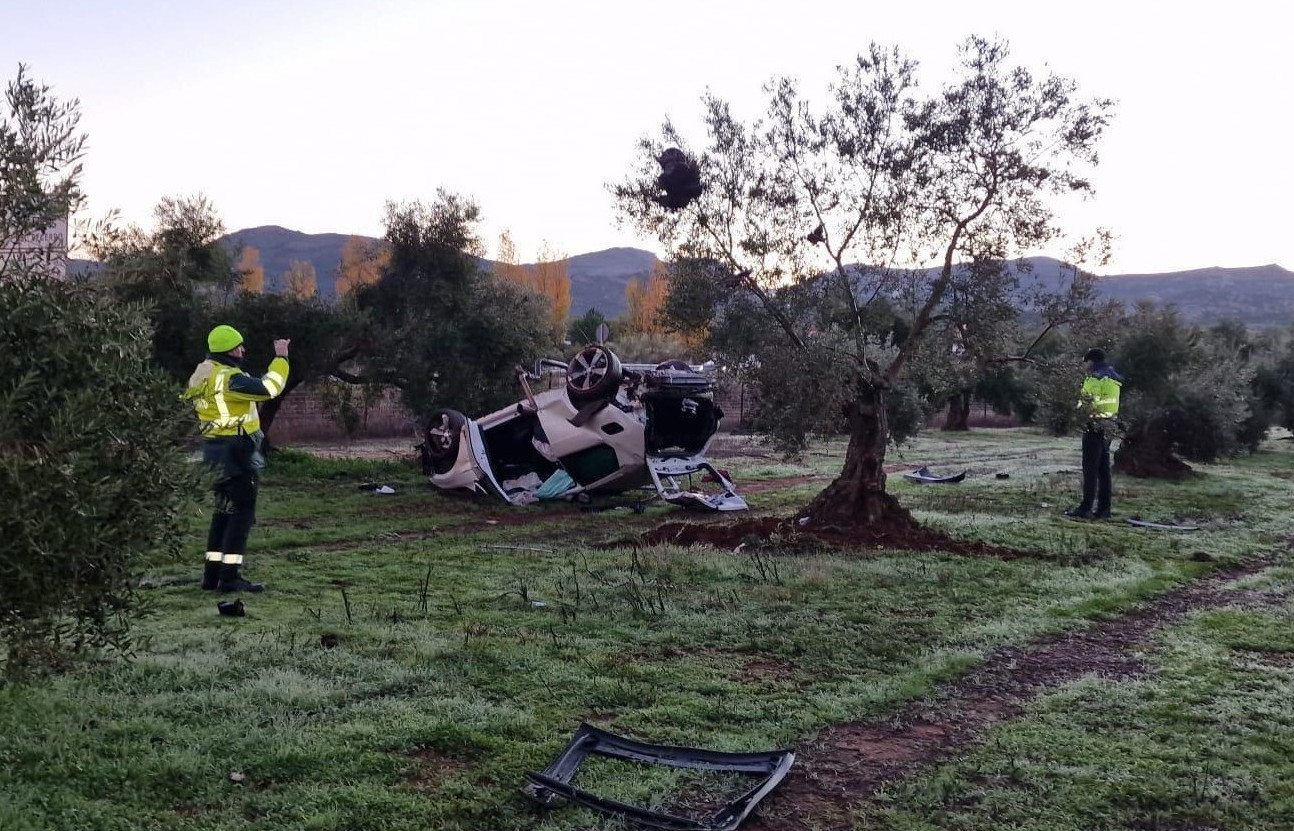 Un joven fallece y otros tres resultan heridos graves tras salirse de la calzada el turismo en que viajaban