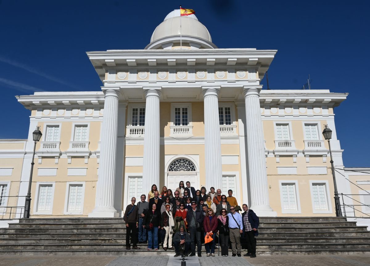 Los miembros de la asociación en el Observatorio Astronómico de San Fernando.