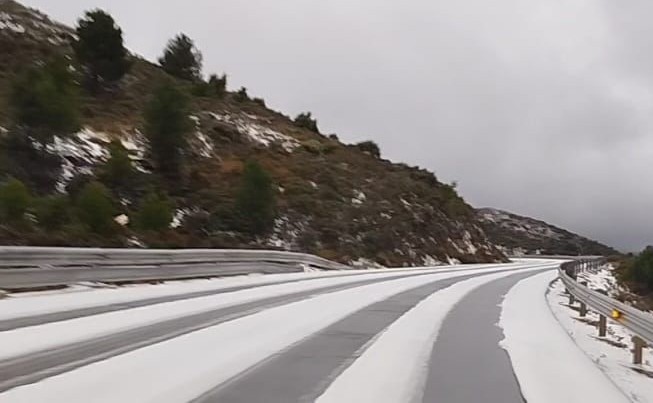 Una intensa granizada corta durante más de una hora la A-397 Ronda-San Pedro de Alcántara