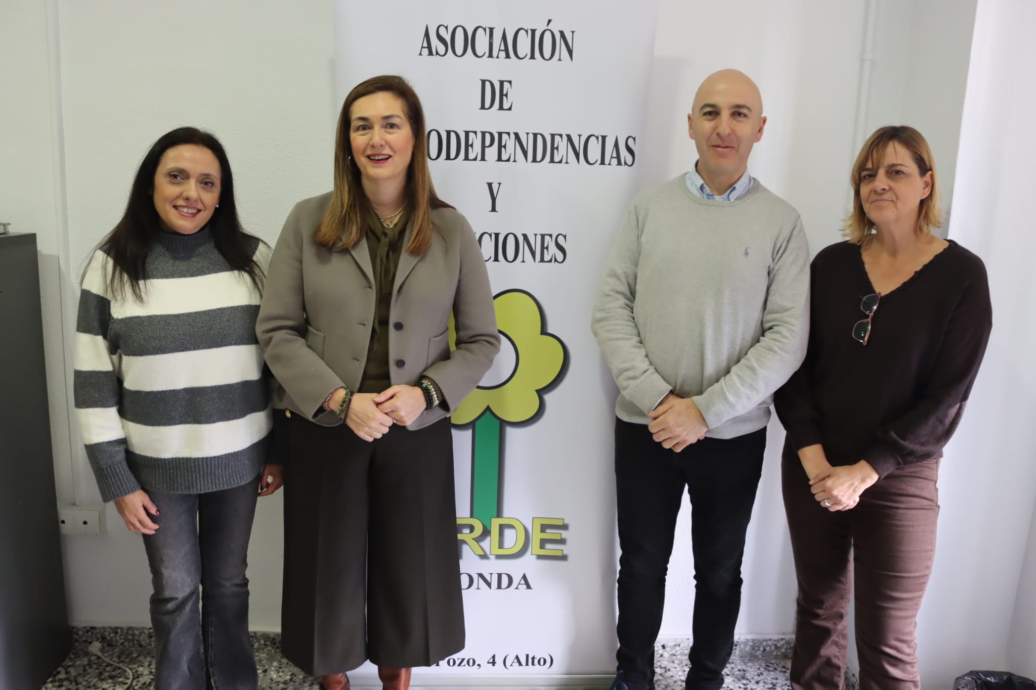 La concejal de Bienrestar Social junto a responsables de la asociación ARDE.