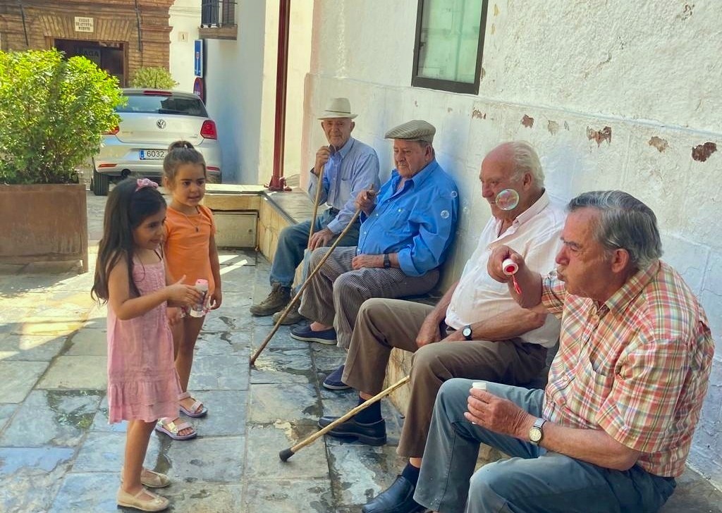 Benalauría entrega cheques bebé a cinco familias del pueblo para fomentar la natalidad